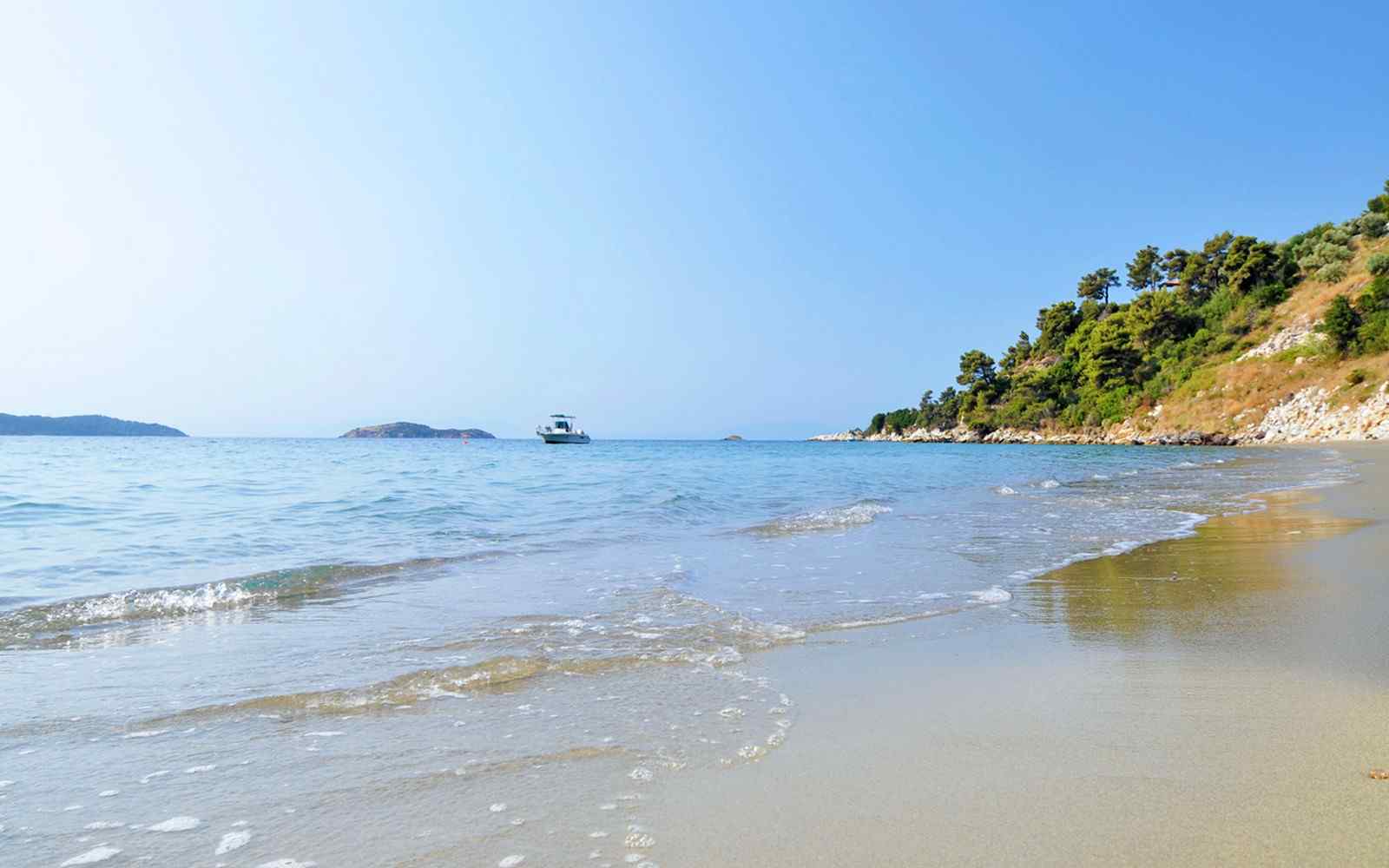 https://gkountis-apartments.com/wp-content/uploads/2016/03/summer-beach-01.jpg