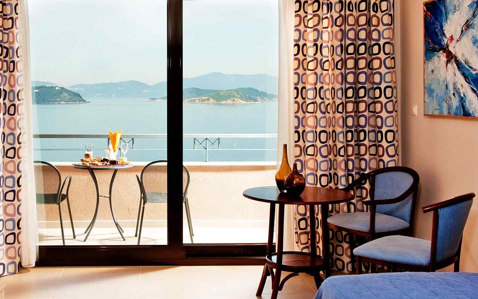 https://gkountis-apartments.com/wp-content/uploads/2016/03/summer-room-05.jpg