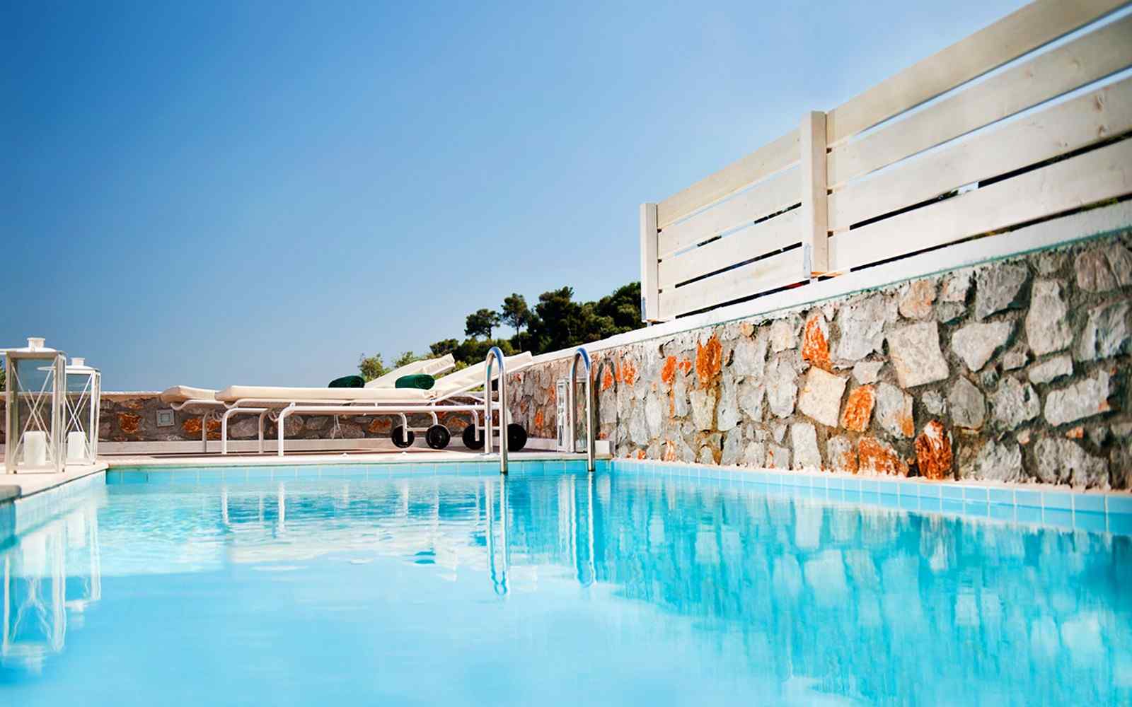 https://gkountis-apartments.com/wp-content/uploads/2016/03/summer-room-08.jpg