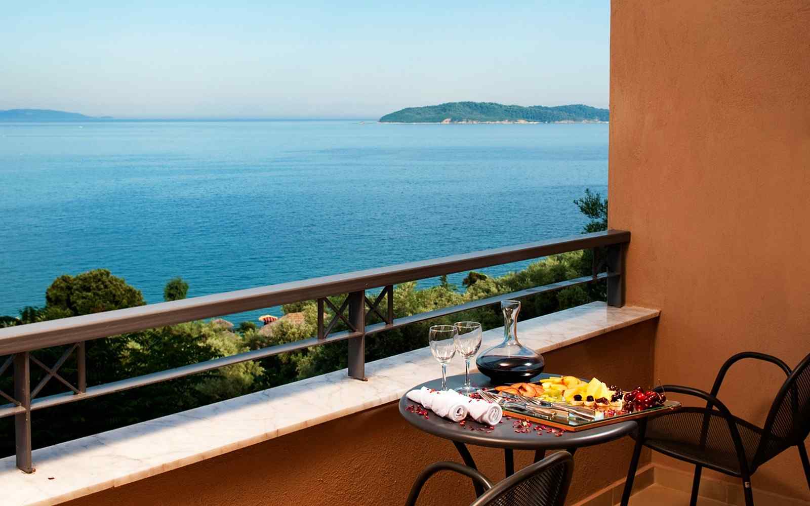 https://gkountis-apartments.com/wp-content/uploads/2016/03/summer-room-16.jpg